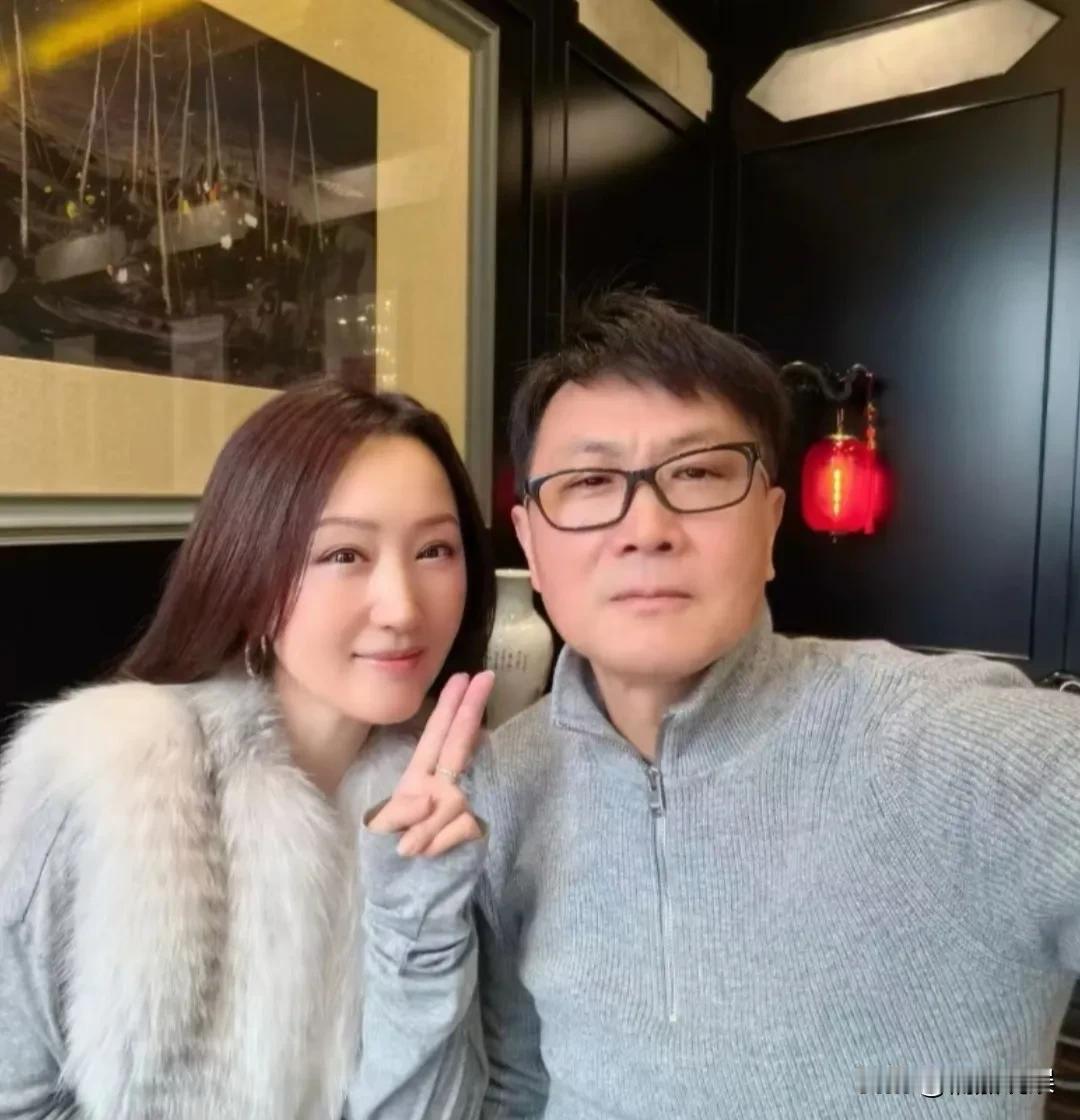 难道不婚不育真的是最好的医美吗？
杨钰莹跟朋友和老师聚会，与同龄朋友同框，简直成