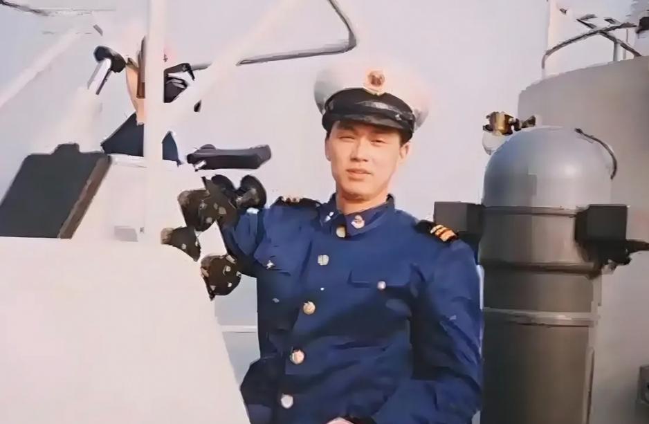 1997年，19岁战士为救人而牺牲，父母几度昏厥，可谁料20年后，战士母亲病逝，