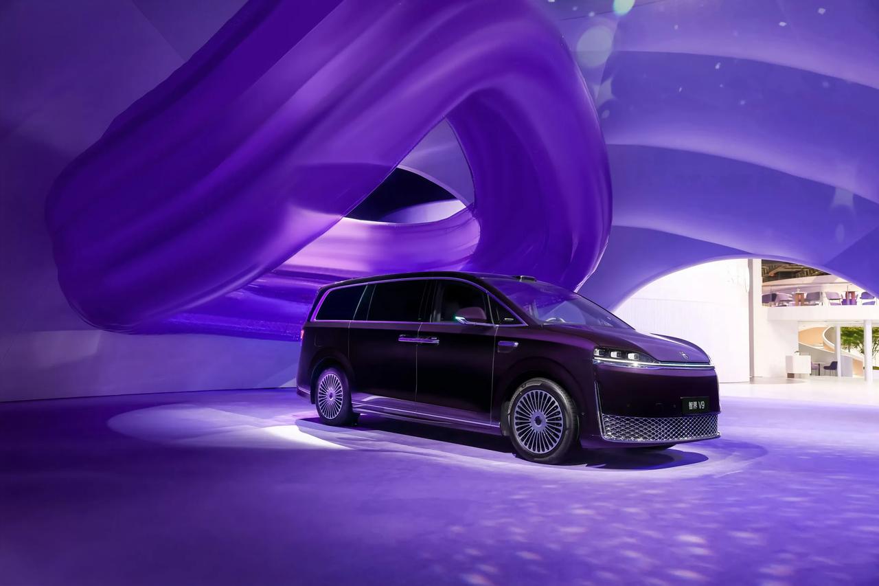 在高端MPV市场中，智界V9凭借其出色的内饰品质和用户体验脱颖而出。与许多只注重