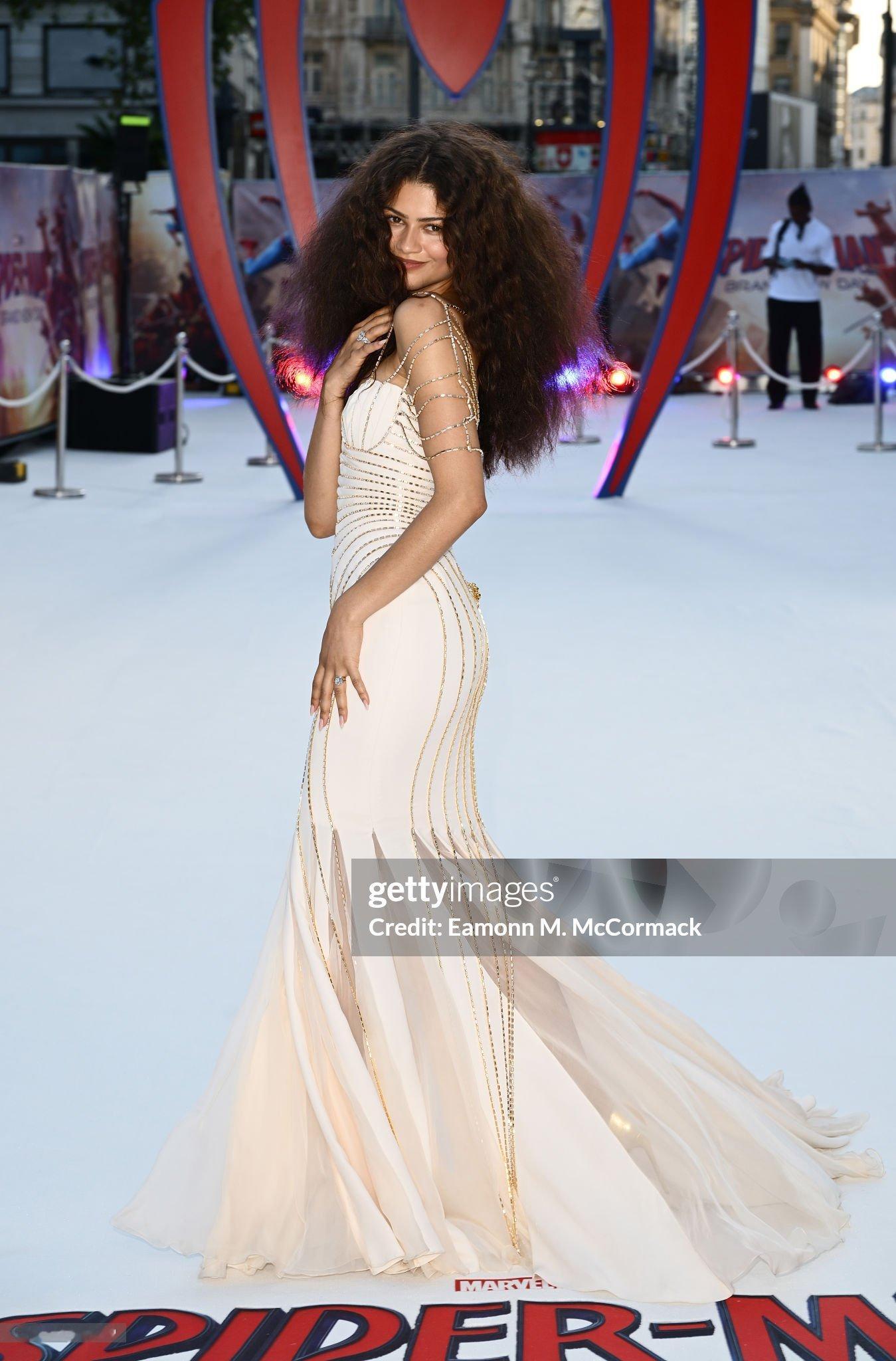 天呢 ，姐这一套又又又封神了 …  🤍🕷️🕸️Zendaya 亮相《蜘蛛侠