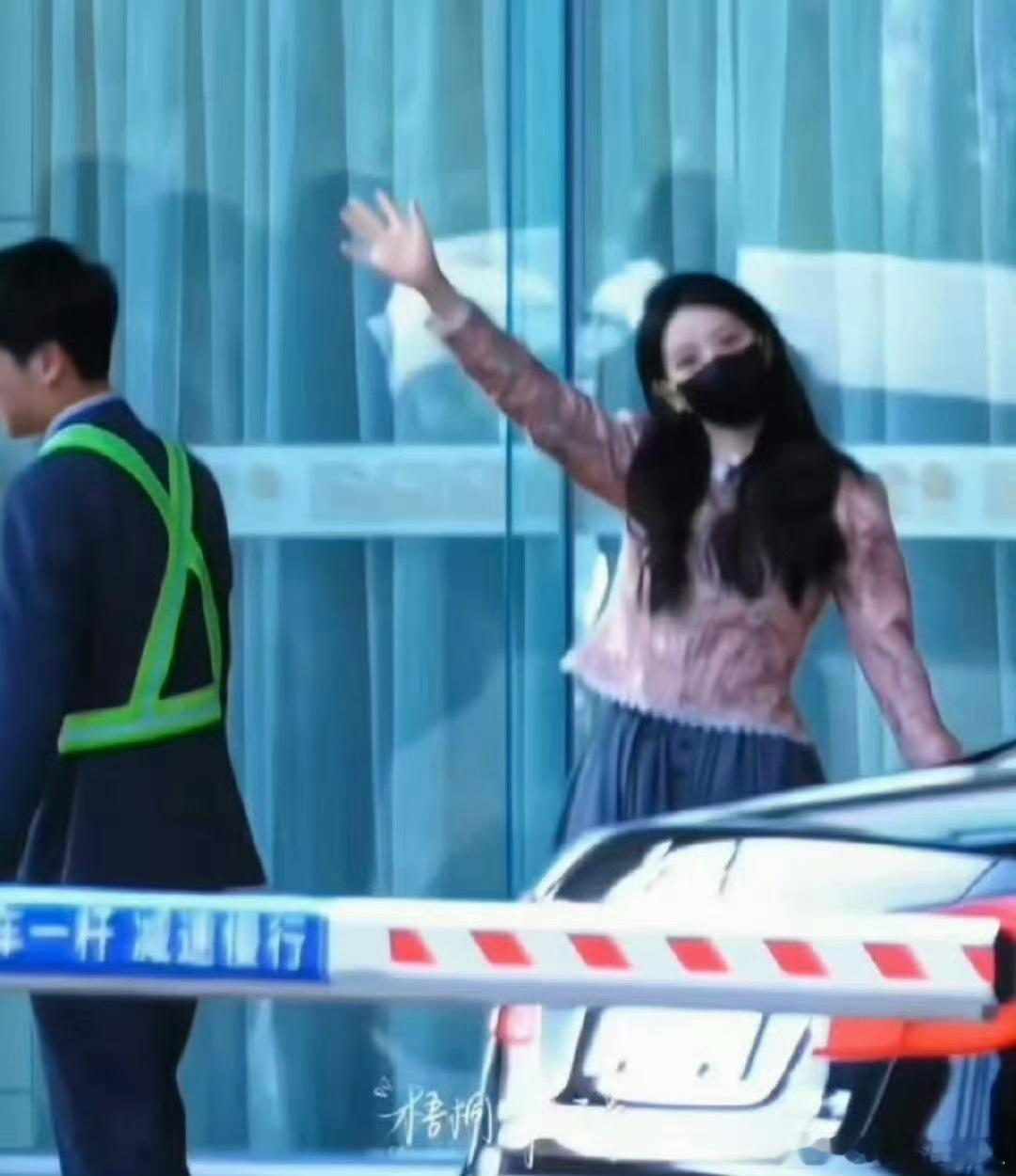 张凌赫田曦薇出发逐玉庆功宴 就这样美美期待小田～ 