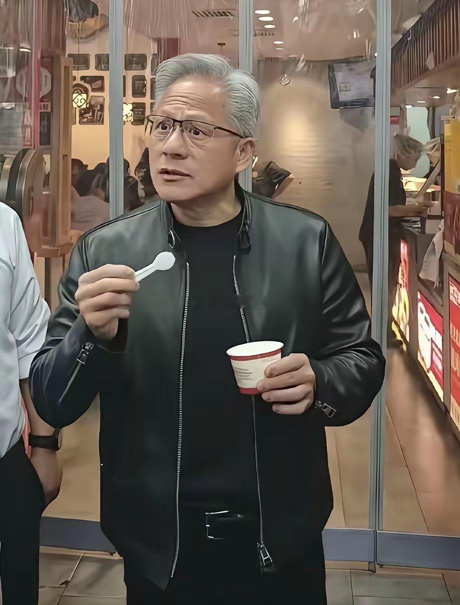 给他喝豆汁的人胆子太大了，一个不好保镖就把你当场按那了 