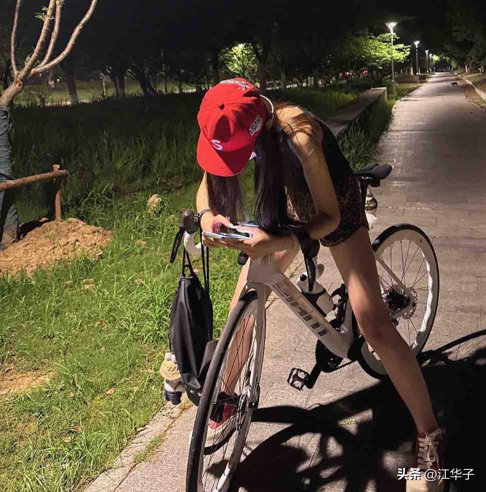 公园夜跑发现一个现象！紧身健身裤，近看都分不清到底有没有穿内裤。

我每晚去附近