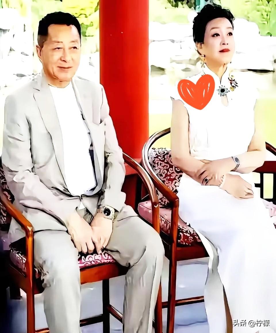 这场风波里，我们都忽略了一个隐身的人。

汪小菲和张兰的事闹到现在，所有人都在吵