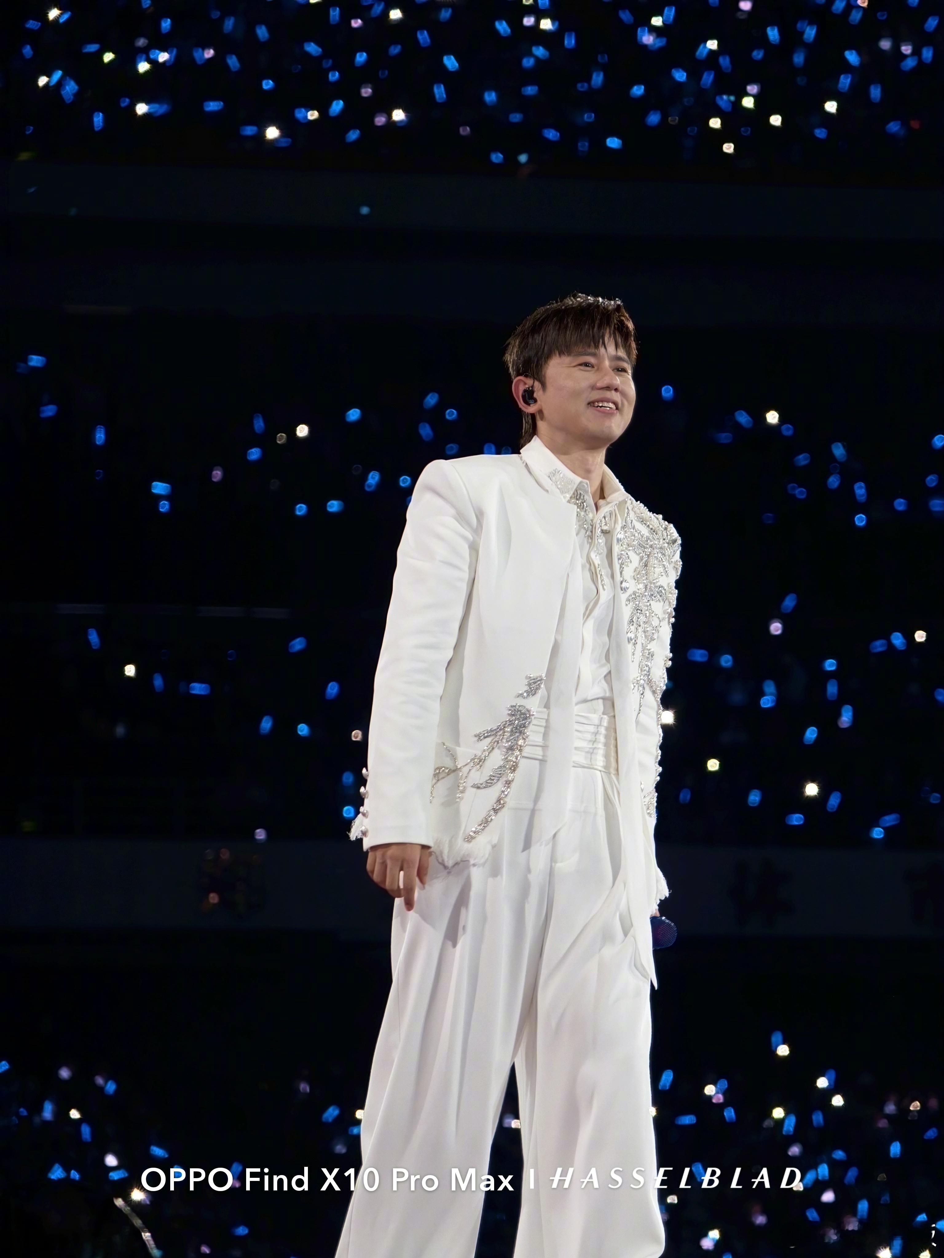 OPPO三2亿让青春有了高清版如果说青春有影像档案，那演唱会现场一定占了很多页。