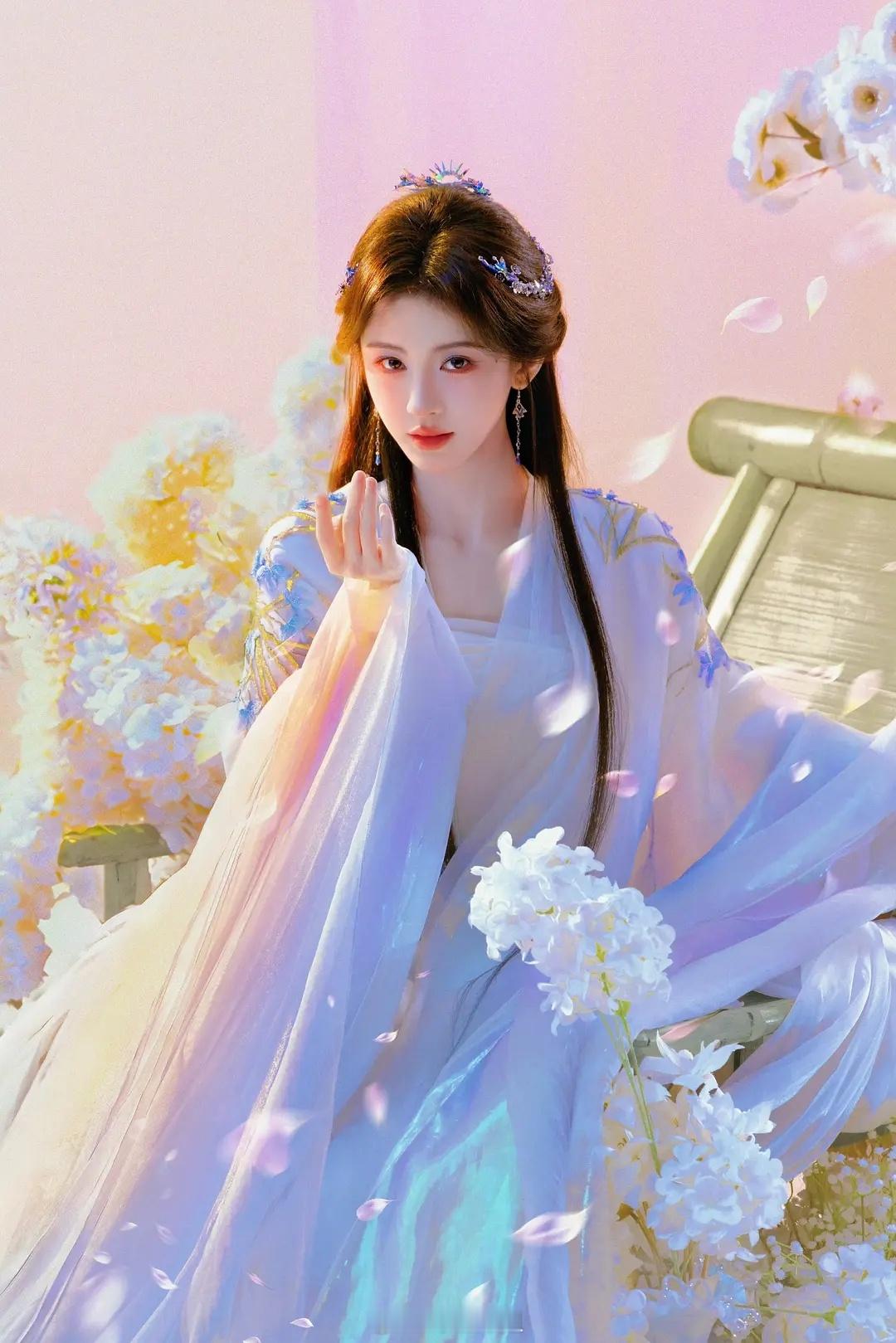 鞠婧祎工作室营业真的好用心，剧照花絮捡手机，写真拍了好几套 