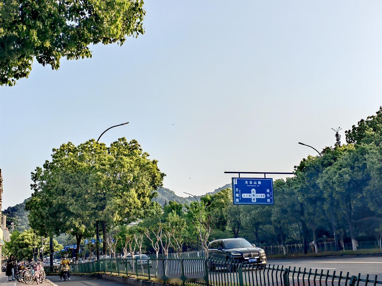 夕阳下的杭州。
准备打秋风路上。