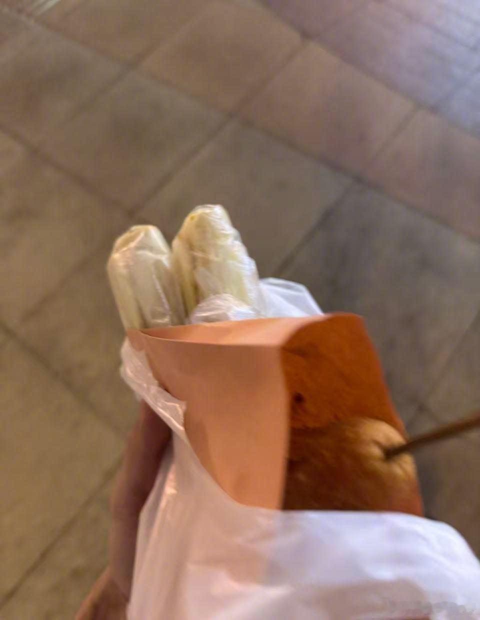 谁能看出来宋威龙这吃的什么？我感觉袋子里像火腿肠？ 