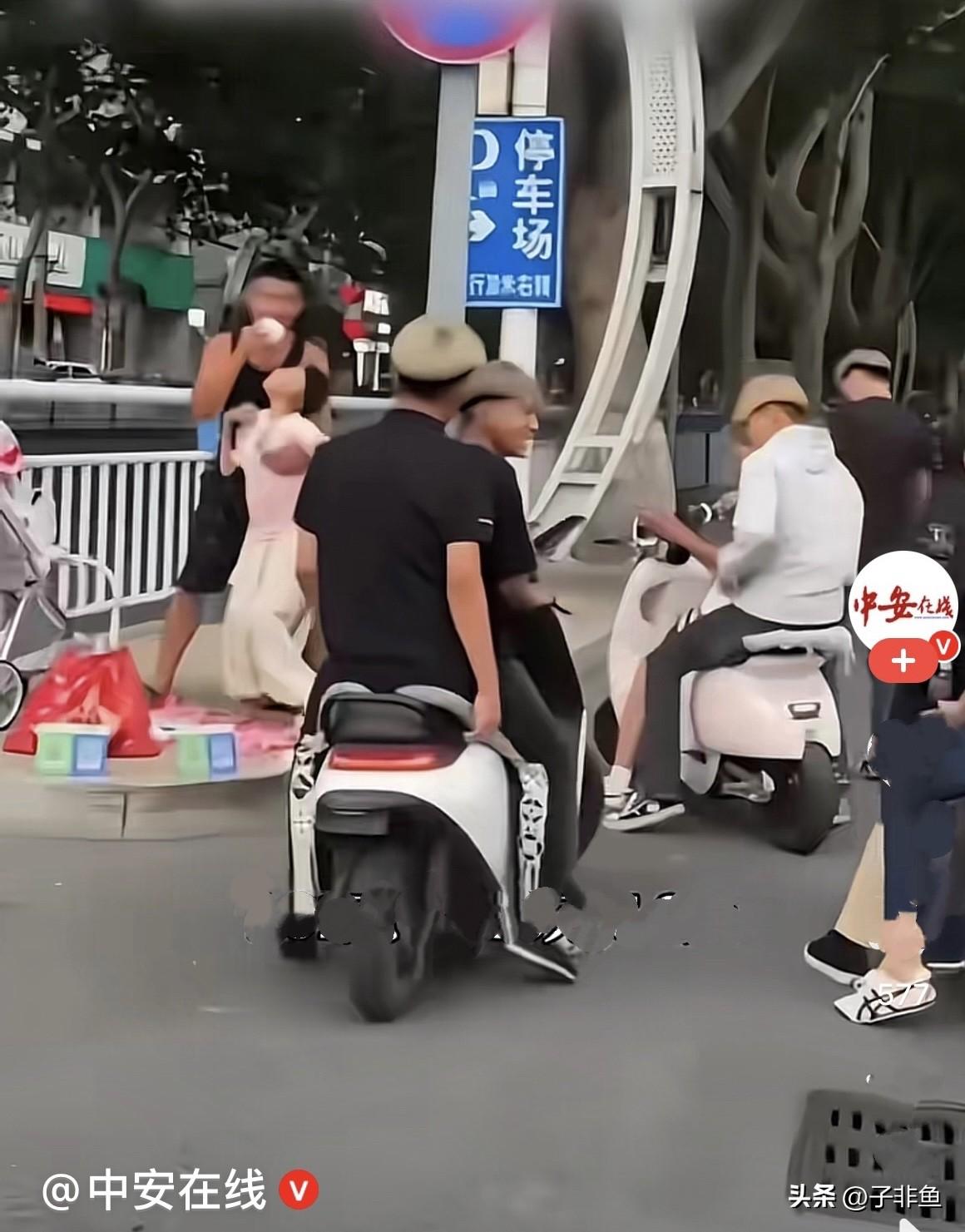 近日，河南街头一位父亲领着身体患病、行动不便的孩子，拿着麦克风街头歌唱，只为艰难