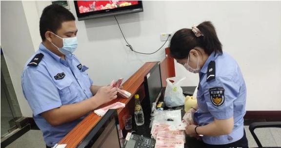 2021年沈阳一男孩捡到“26万巨款”，当他在警方的帮助下找到失主时，失主却一脸