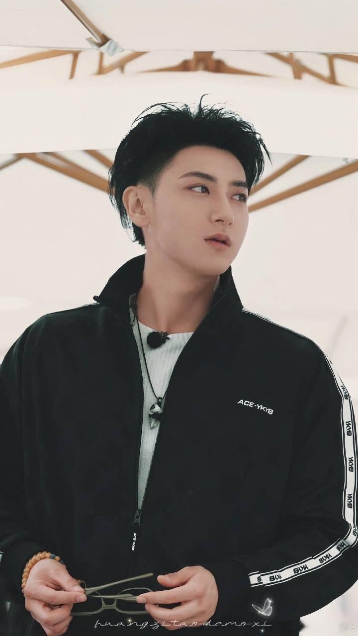 #全红婵 他比黄子韬帅一点##黄子韬[超话]# 妹妹好可爱，不过黄子韬也是真的帅