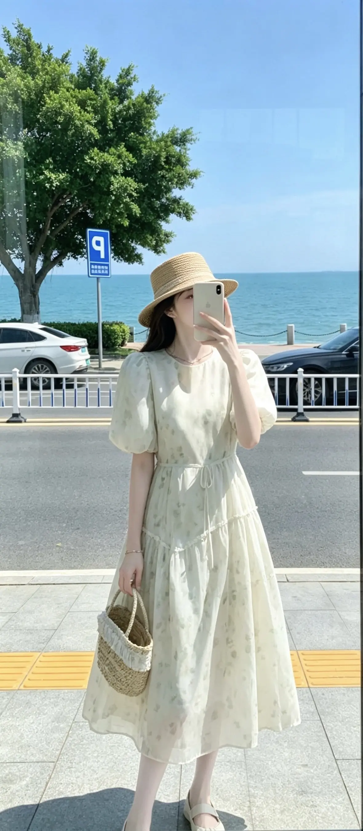 成年人的世界，哪有容易二字， 都是在烟火气里扛着责任往前走