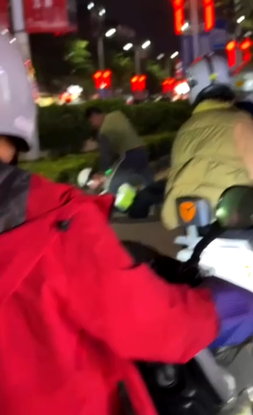 海南琼海警方回应“男子疑酒后冲卡殴打交警”：正在处理中