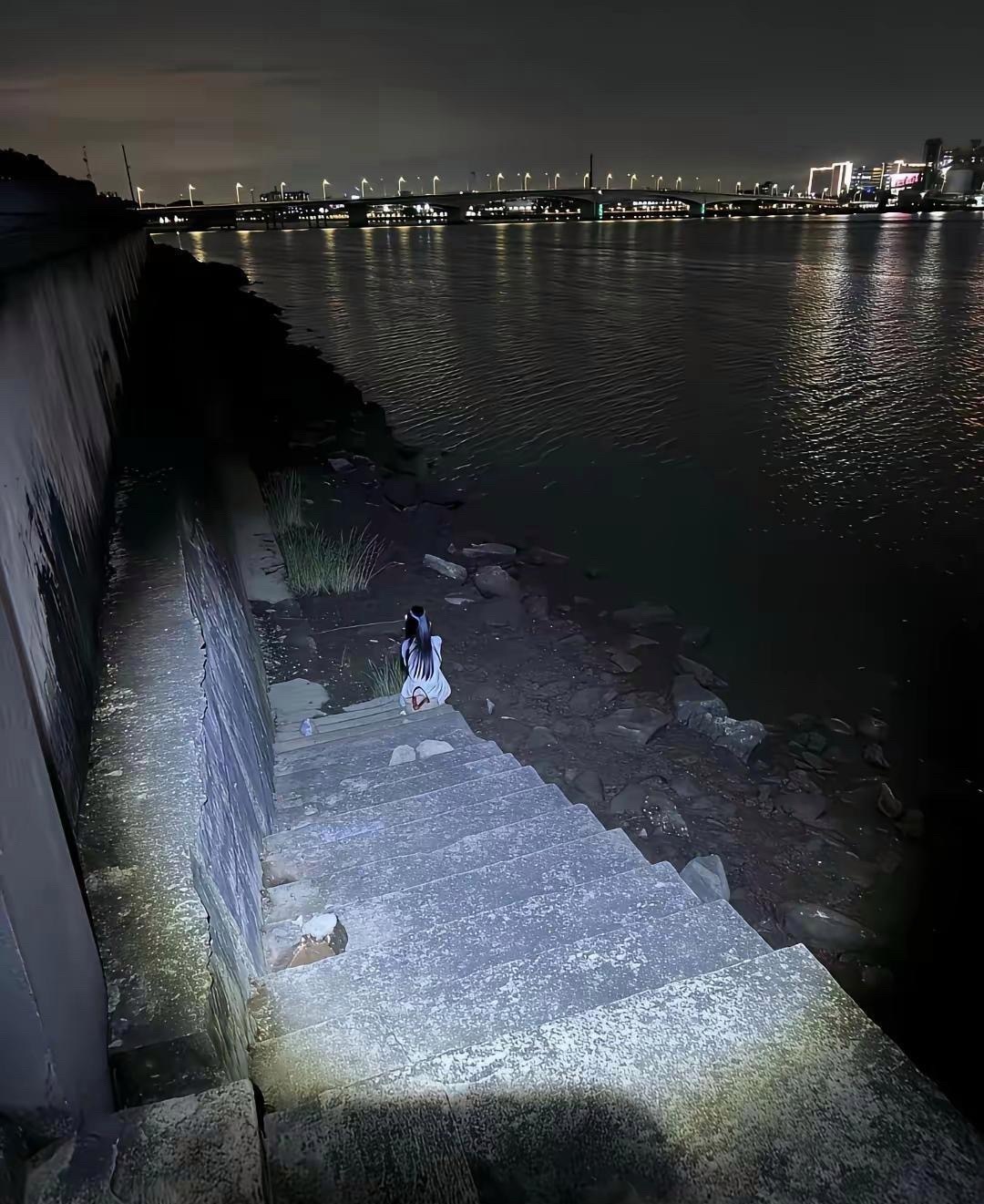 看到这一幕，从此再也不敢夜钓 