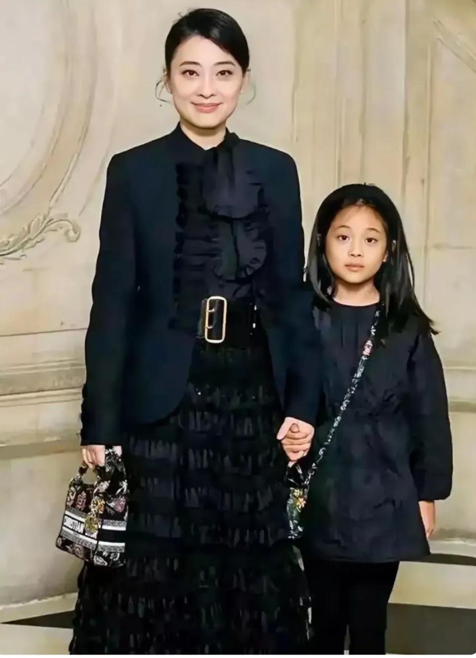 真没想到，梅婷的女儿这么漂亮，母女俩就像一个模子刻出来的，女儿清纯可爱，妈妈端庄