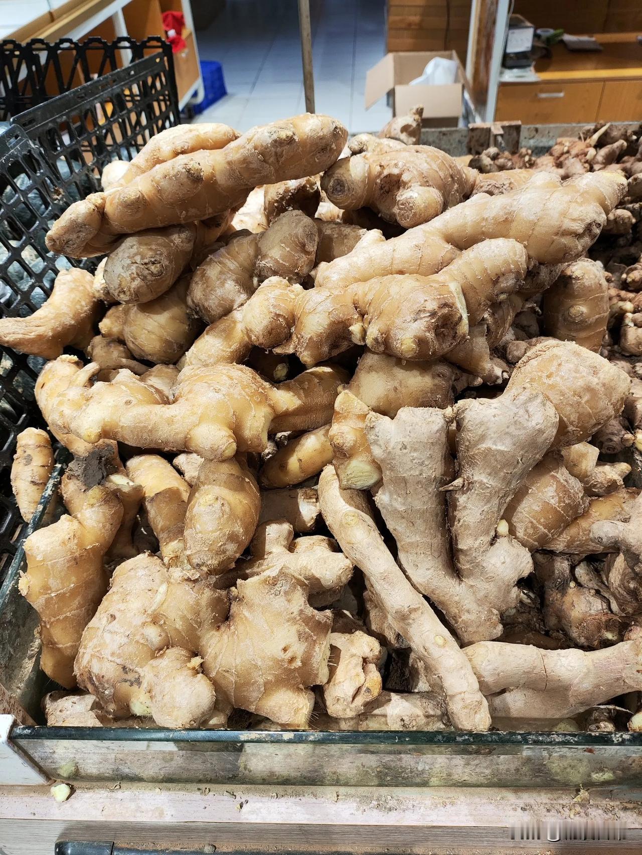 这里有两种生姜，一图这种姜大块干净，外表带黄，颜色好看，二图这种姜小块，外表带白