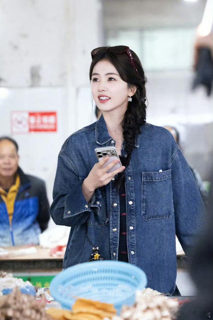 白鹿被安排的明明白白亲爱的客栈开播啦!白鹿带着考核任务来，顾客体验卡还没捂热就到