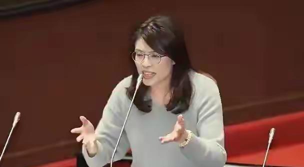 有人说，郑丽文有点飘了，在访问大陆之后竟然欲去美国“访问”，甚至还企图会见川普，