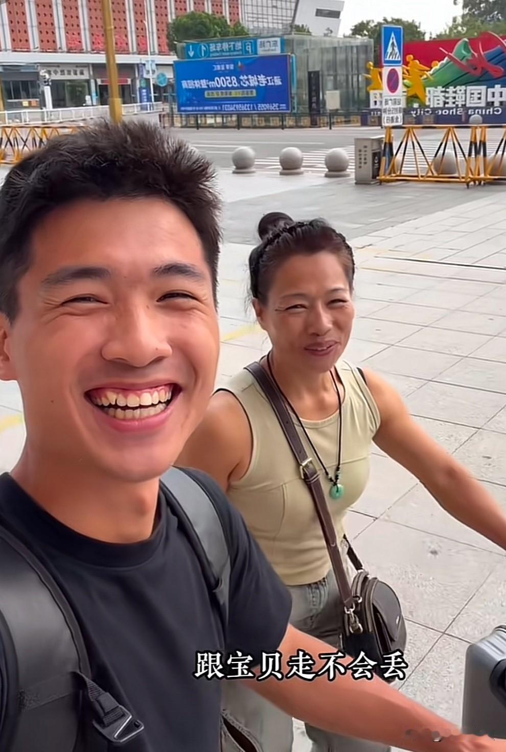 海军母子奔赴云南，真是越来越好了。

海军和妈妈到了云南，妈妈还不知道此行的目的