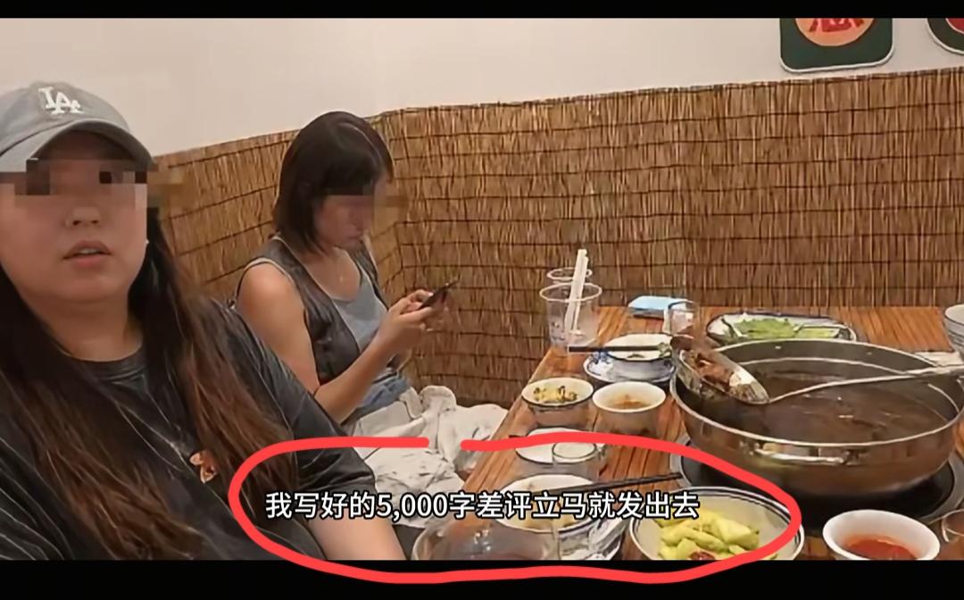 四人组队“不惜花费几千块的飞机票”来到潮汕吃火锅，结果“味道和她梦中不一样”，要