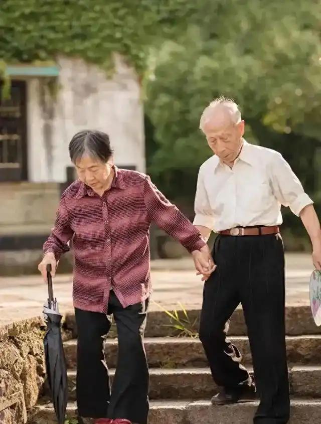 老人搭伙过日子的利与弊——社会支持与风险共存的现实选择

随着中国社会老龄化程度