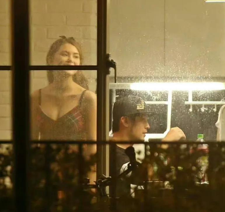 就是因为这个女人，
周杰伦音乐生涯从此走入瓶颈期[微笑]

当年两人在一起被狗仔