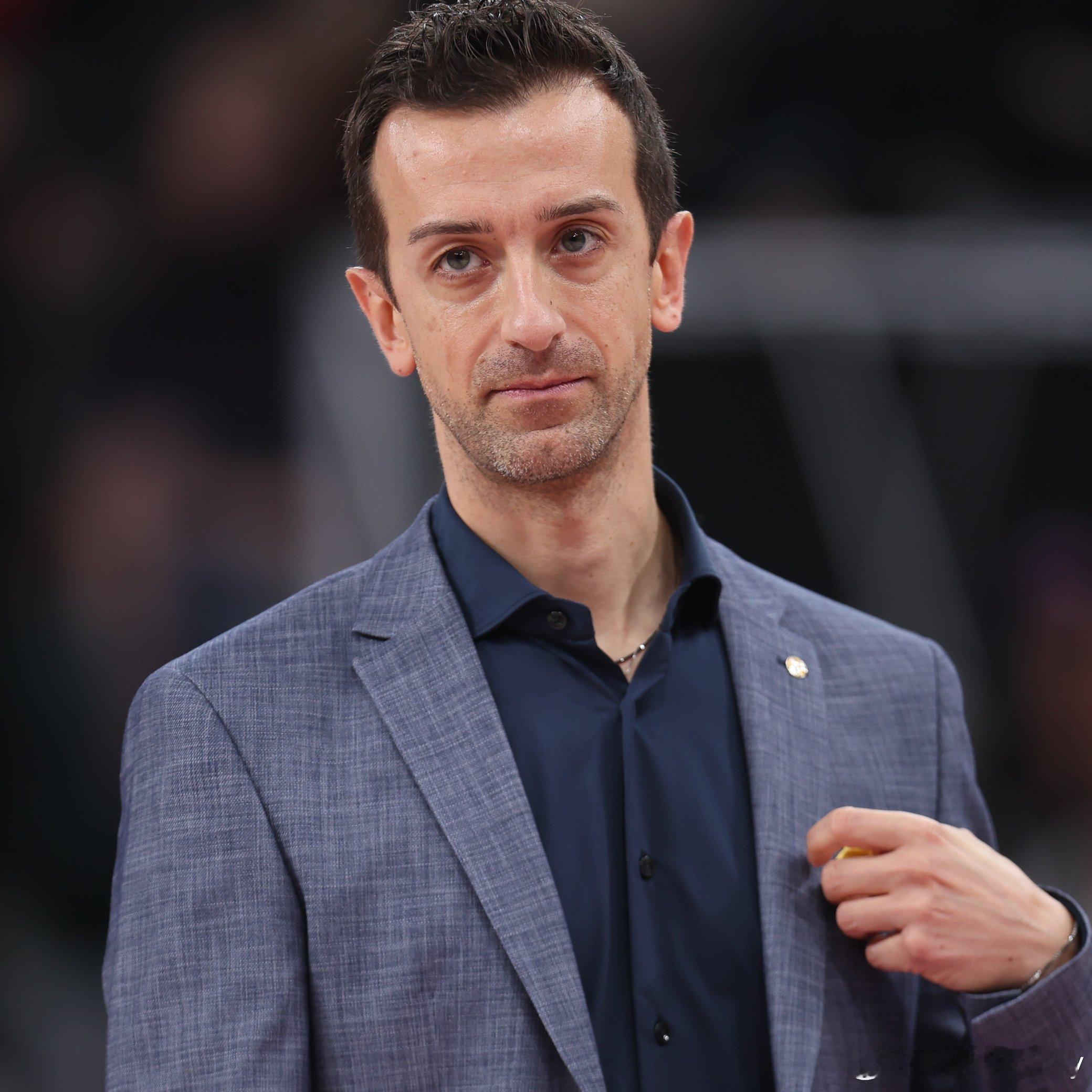 桑塔雷利来到了今晚土超第12轮土航和伊尔银行比赛的现场，是来考察贝格曼的吧。女排