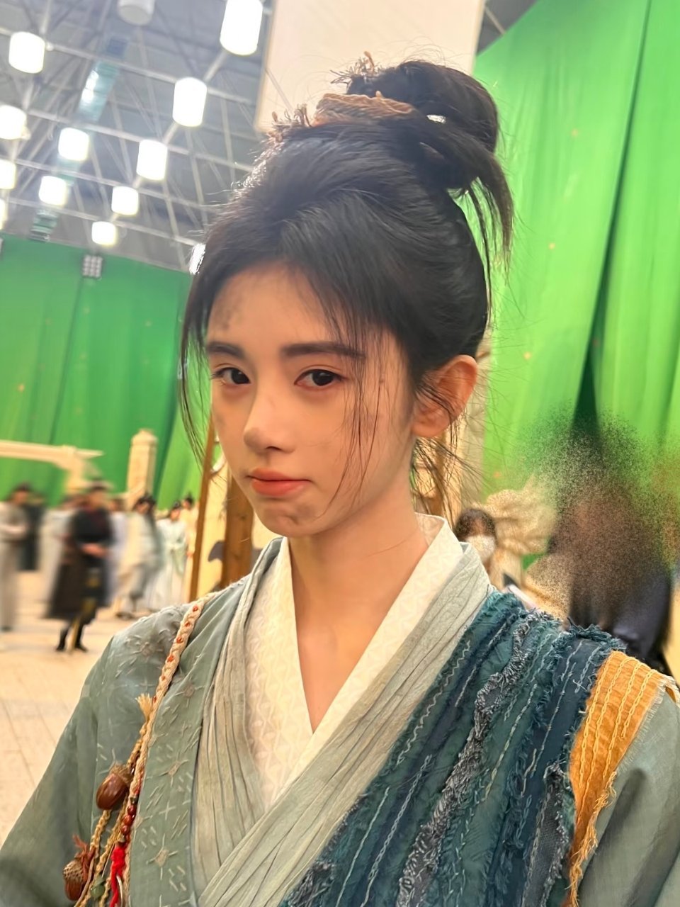 你要站在光里～不要光站在那里～也不要光着站在那里～更不要光着站在光里～～ 