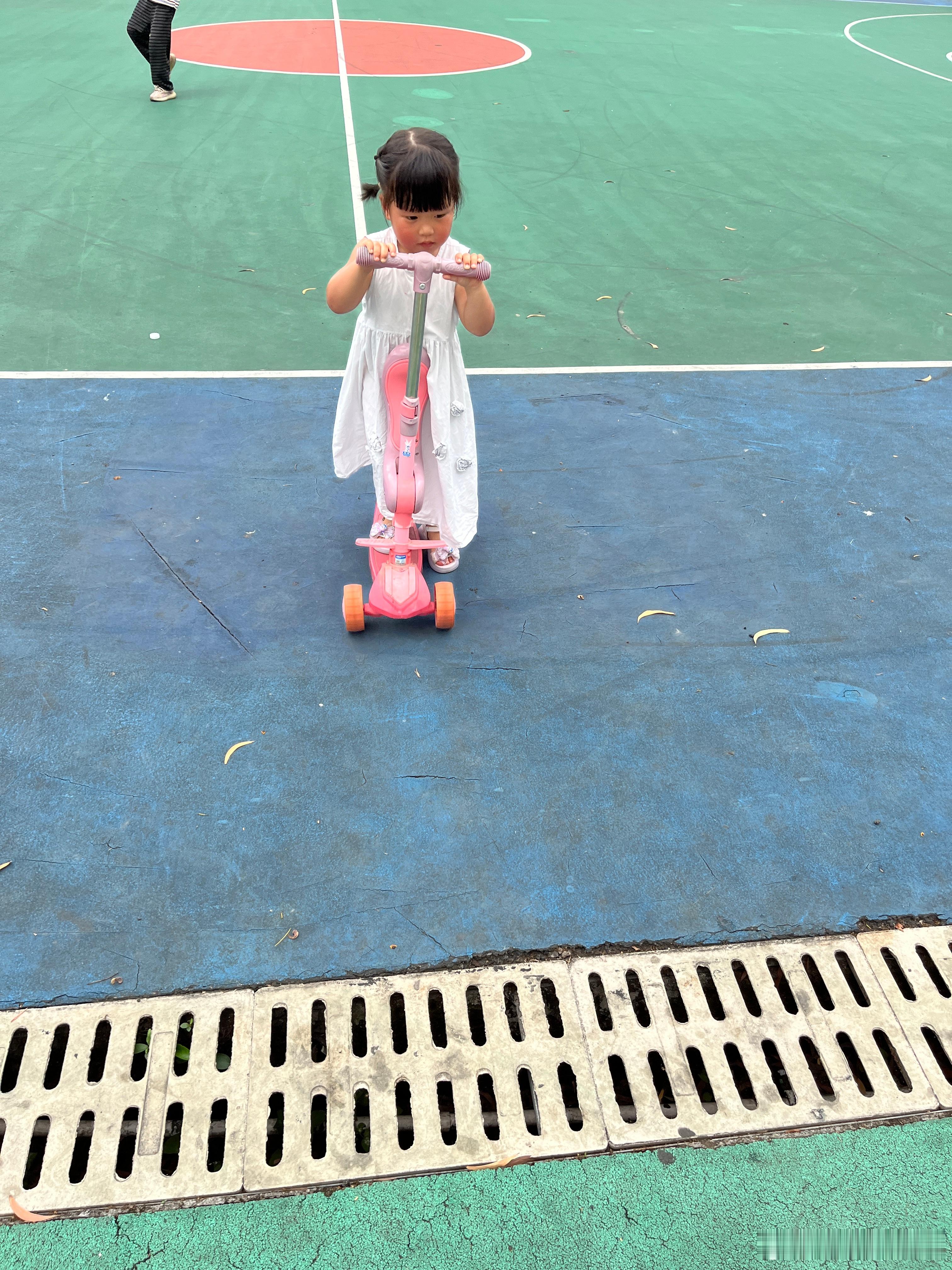 社牛在哪都可以交到朋友，柠宝问我，能不能骑这个滑板车，我说你问姐姐，姐姐同意才可