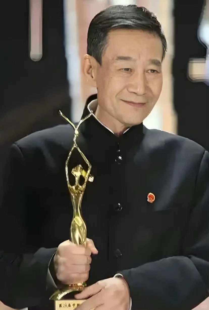 李雪健拍戏穿崔道植获勋当日衬衣它早已不只是一件普通戏服，是初心的传递，是跨越两代