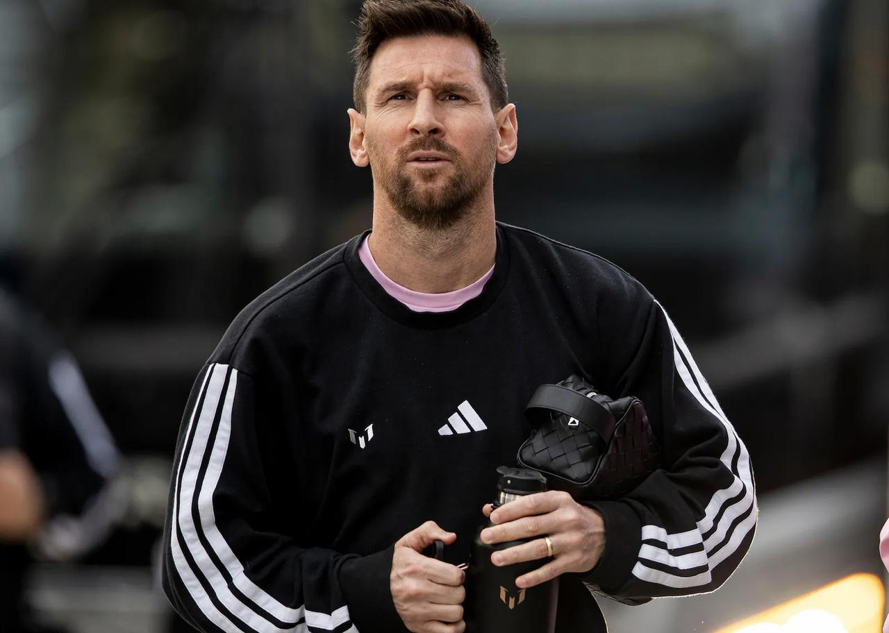 你认为梅西配得上球王称号吗?
总有人拿贝利跟他比，拿马拉多纳跟他比，比来比去不就