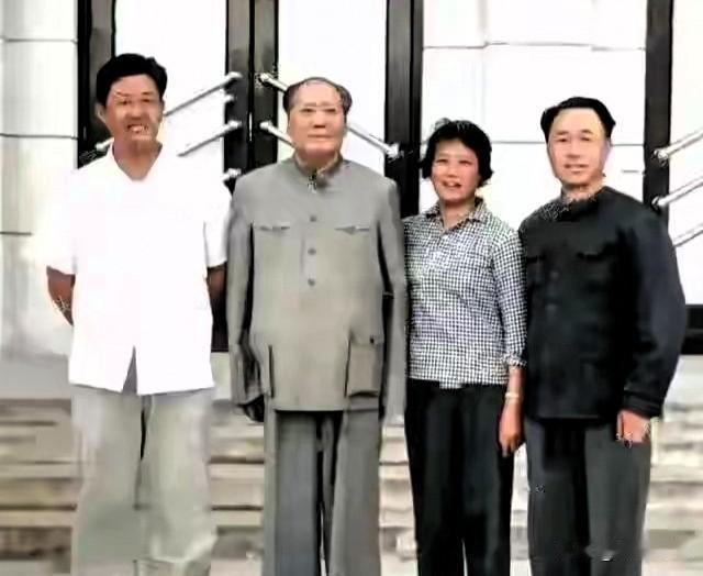 1965年毛主席重上井冈山，特地接见了革命先烈袁文才、王佐的亲属后代并留下这张珍