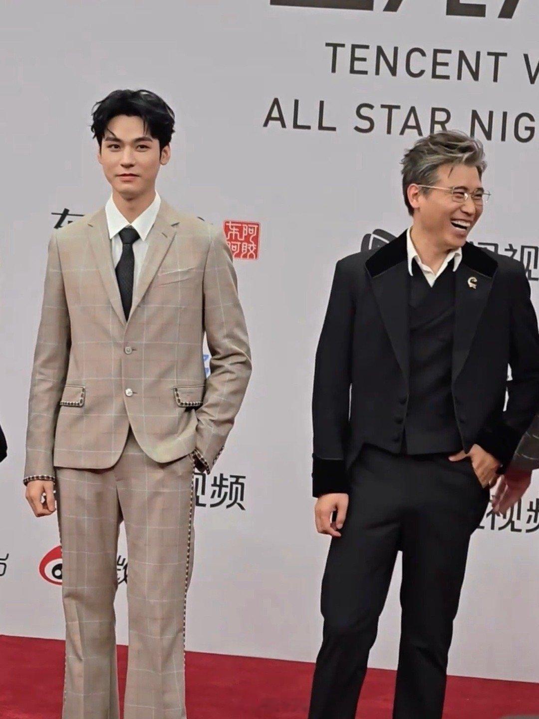 龚俊教李乃文摆pose哈哈哈哈哈谁看了不说一句：龚俊好心人啊，没想到龚俊在星光大