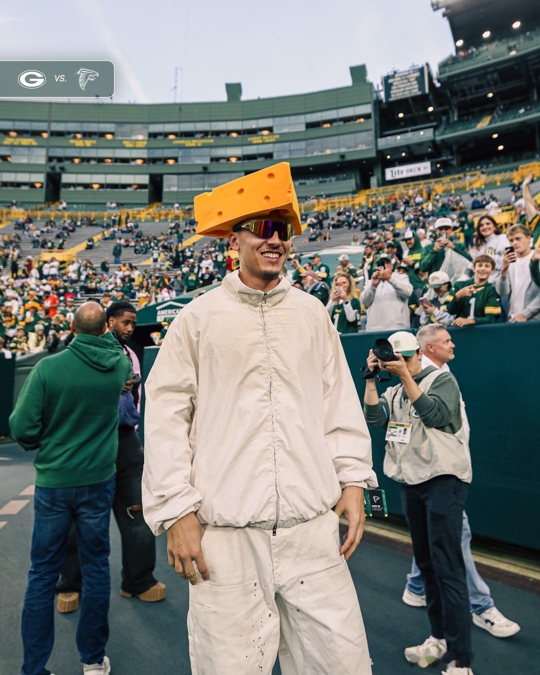 希罗现场观战绿湾包装工的比赛🏈密尔沃基雄鹿[超话] fearthedeer ​