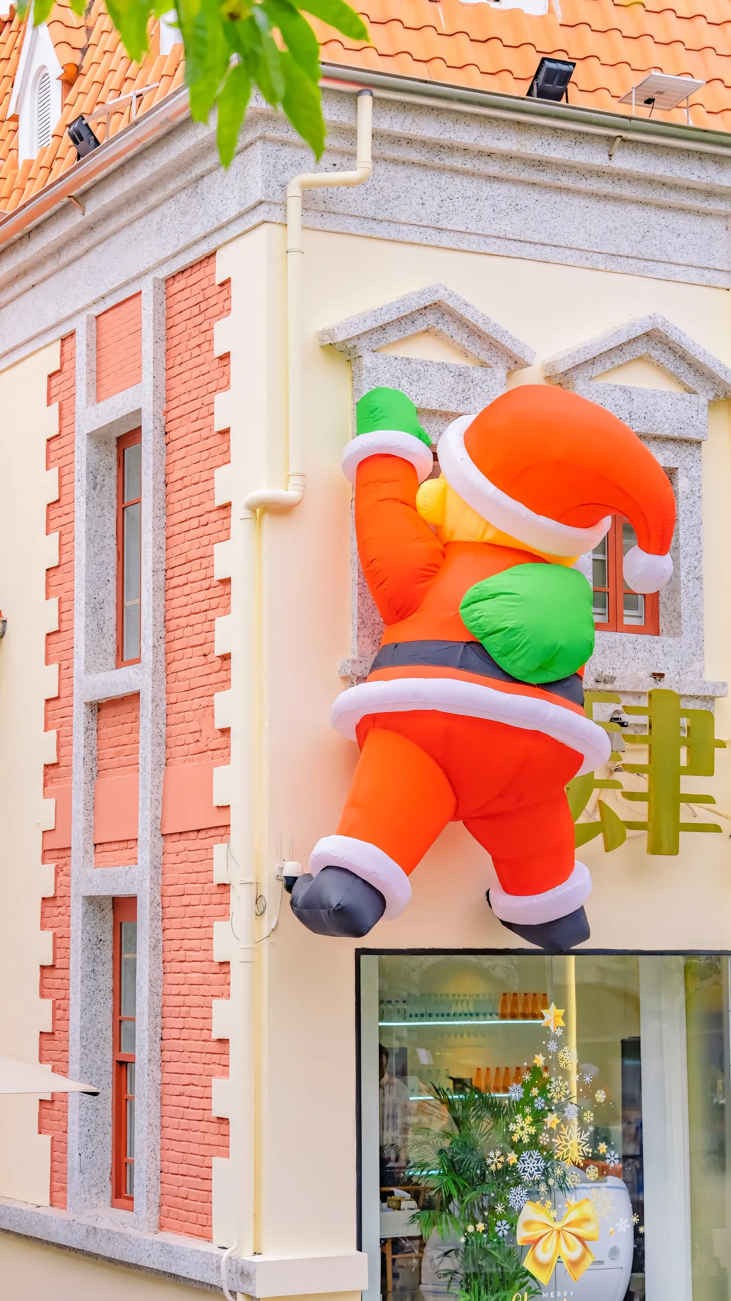 深圳圣诞氛围感打卡好去处。🎄圣诞节马上来临，我在深圳找到了一个欧洲童话小镇！这里有圣诞老人和圣诞树，还有五彩斑斓的欧洲建筑！ 
你是否渴望逃离城市的喧嚣，去寻找一个充满浪漫与梦幻的欧洲小镇呢？🌆不用出国，不用长途跋涉，只需一个周末，深圳欧洲小镇等你来！✈️ 
tisp：
🌞在晴天拍摄更容易出片哦！
📸你可以拍街头的人像、拍街头的光影，还可以拍圣诞氛围！
小镇上有尖顶小塔、彩色玻璃窗、巴洛克式宫殿……仿佛置身于一个童话世界！ 
你可以漫步在小镇的街头巷尾，感受那浓厚的欧洲风情。每一栋建筑都独具特色，仿佛带你穿越到了古老的欧洲！🏰 
午后时分，在小镇的露天咖啡馆里，你可以享受一杯浓郁的咖啡，感受那份悠闲与愜意。☕️😌 
夜幕降临，小镇的灯光闪烁起来，仿佛整个小镇都被点亮了。你可以漫步在石板路上，感受那份宁静与美好。在这里，你可以忘却城市的喧嚣与繁忙，享受一个美好的周末时光！🌃❤️  
📍自世界之窗地铁站-1口出口左拐
🆓免费，不用预约 
