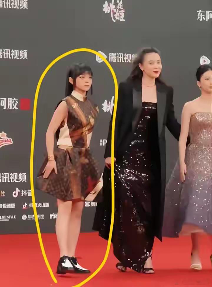站在宋佳身旁的这个人是谁啊？我之前从来没见过，有没有人认识她呀 