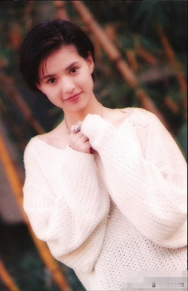 你觉得李若彤当年美如画吗美，而且不止“画”：李若彤当年的好，在于骨相清、眉目冷，