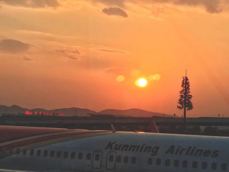 🛫昆明长水机场今日航班计划进出港共计837架次。截止12:00已执行进港95架