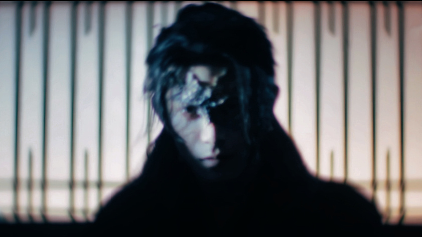 曾庆杰是邓凯的郭敬明酒楼暧昧时的眼神特写，盯住浅浅快要溢出来强制的爱意，雪中抬眸