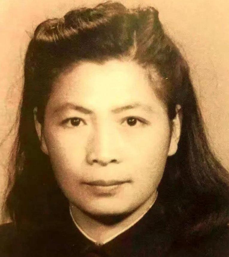 1948年，这位特工女王走进西柏坡，她拒绝了一切高位，只提了一个要求，此后三十年
