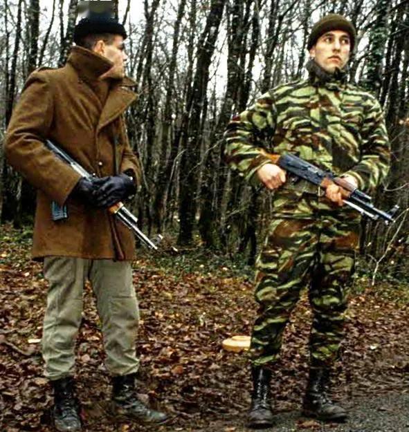 波斯尼亚战争期间，中国56-1 型波斯尼亚士兵使用 56-1 型 7.62 毫米