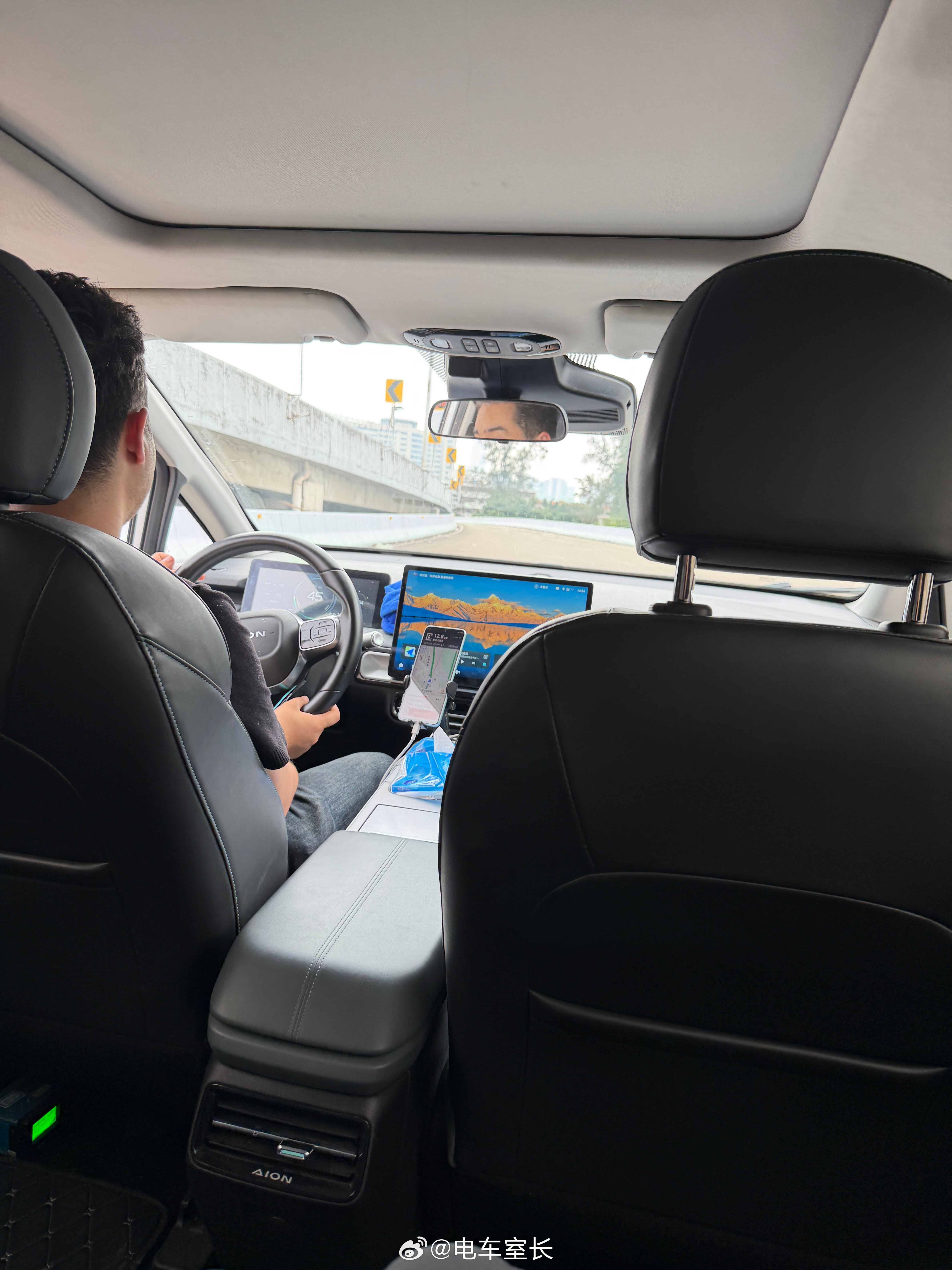 为了和我的傻兄弟们吃晚饭，改签了三点多的动车去长沙，结果有点赶不上了。上车刚想和