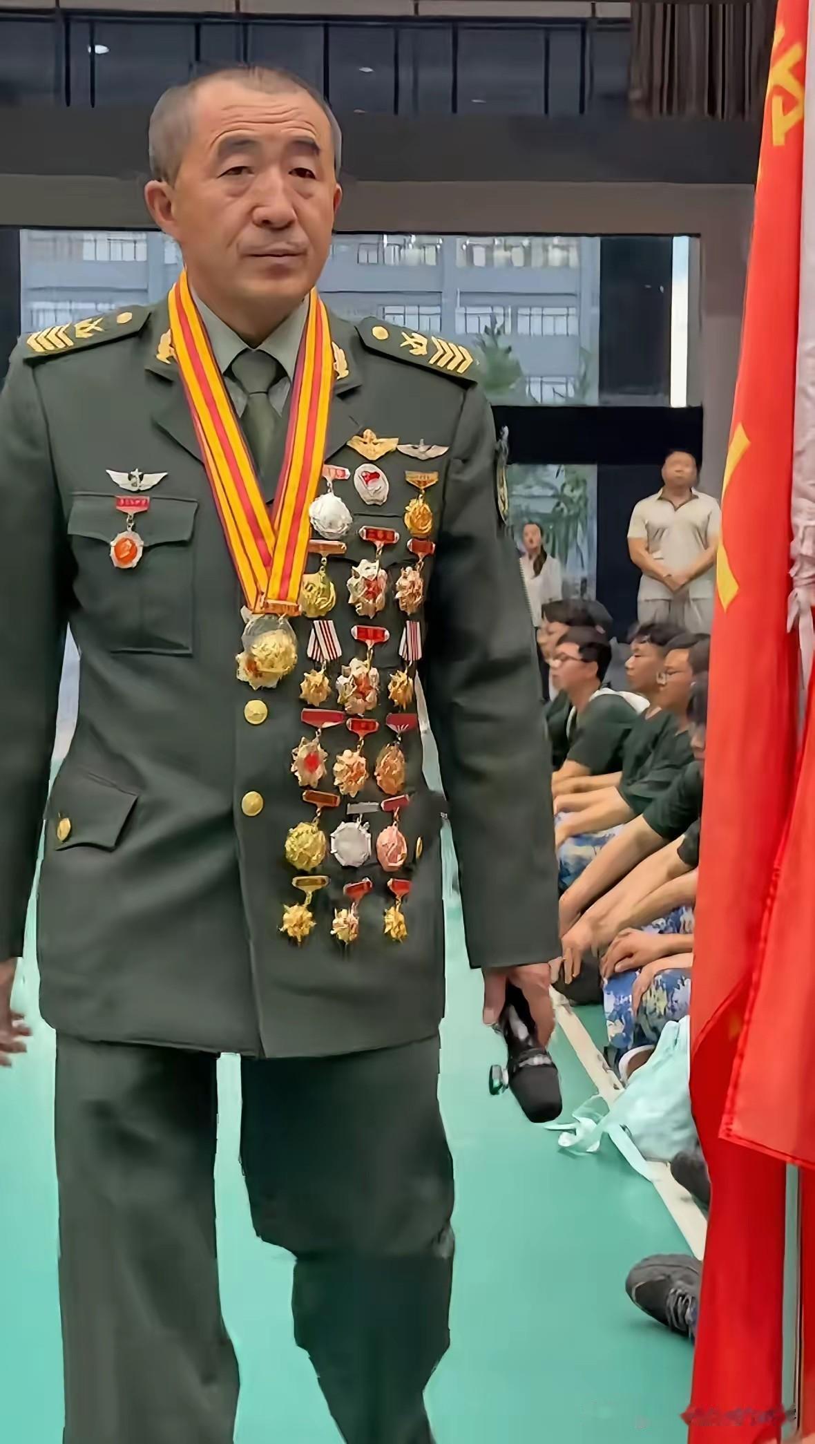 穆永厚：守护战鹰的一级军士长
 
穆永厚，一级军士长，能维修现役所有型号直升机！