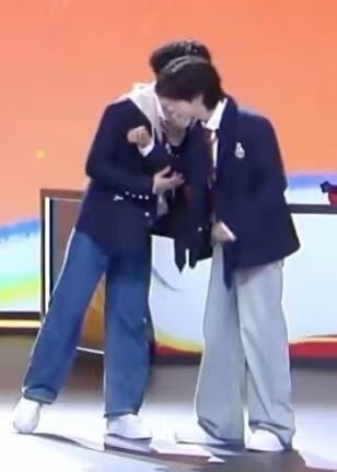 翔霖说啥呢说啥呢给我听听给我听听 