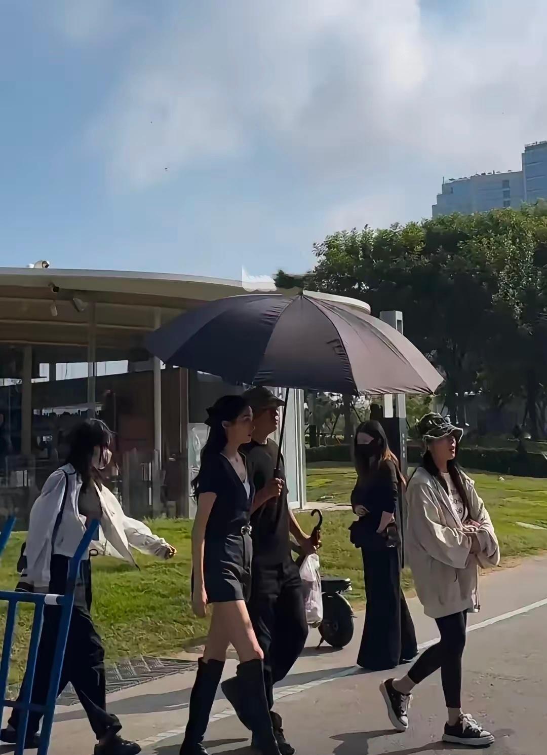 关晓彤现实里的身材这么好吗？这不妥妥的漫画美少女身材嘛，感觉比她在红毯上还好看 