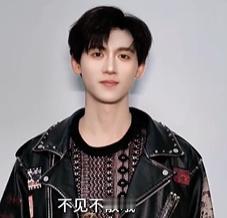 马韬长春沉浸式Live舞台就位马韬期待与长春乐迷相遇 舞台灯光亮起，旋律准备就绪
