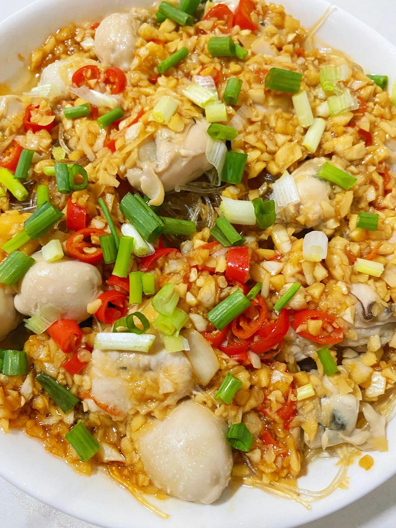 超级美味的蒜蓉粉丝蒸生蚝，一定要试试哦

准备食材：新鲜生蚝、蒜末、粉丝、葱花 