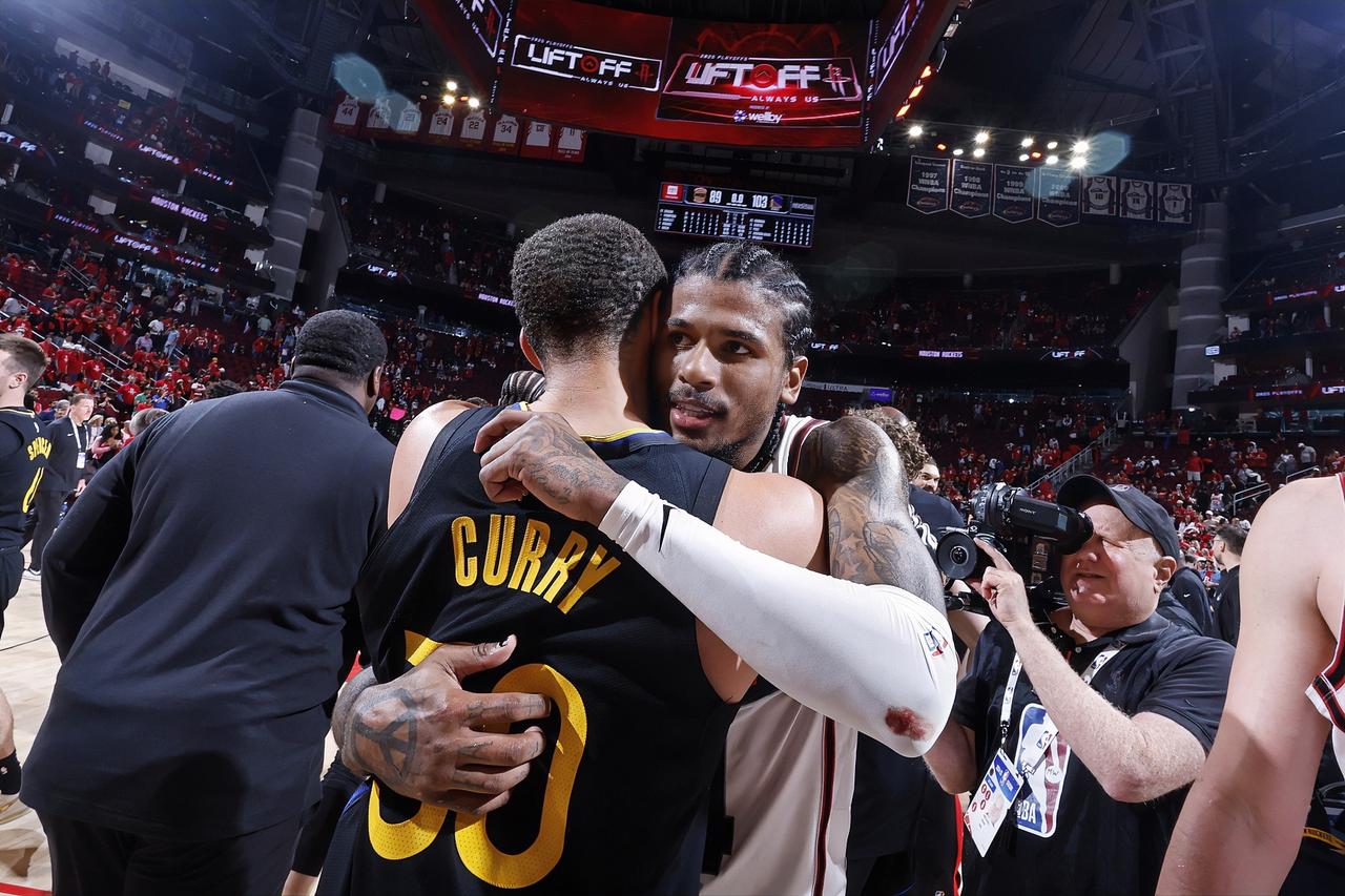 格局拉满！库里输球尽显巨星风范，这才是超级球星该有的样子。

什么叫真正的超级巨