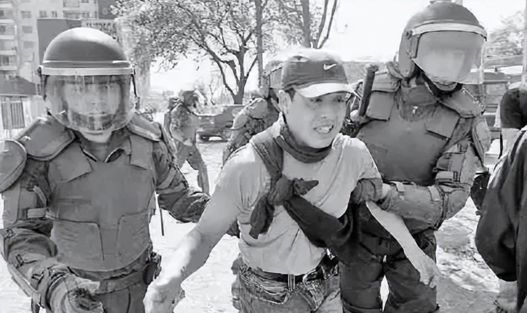 1995年9月，智利历史上第一位女性司法部长索莱达·阿尔维尔率团访华时，向中方提