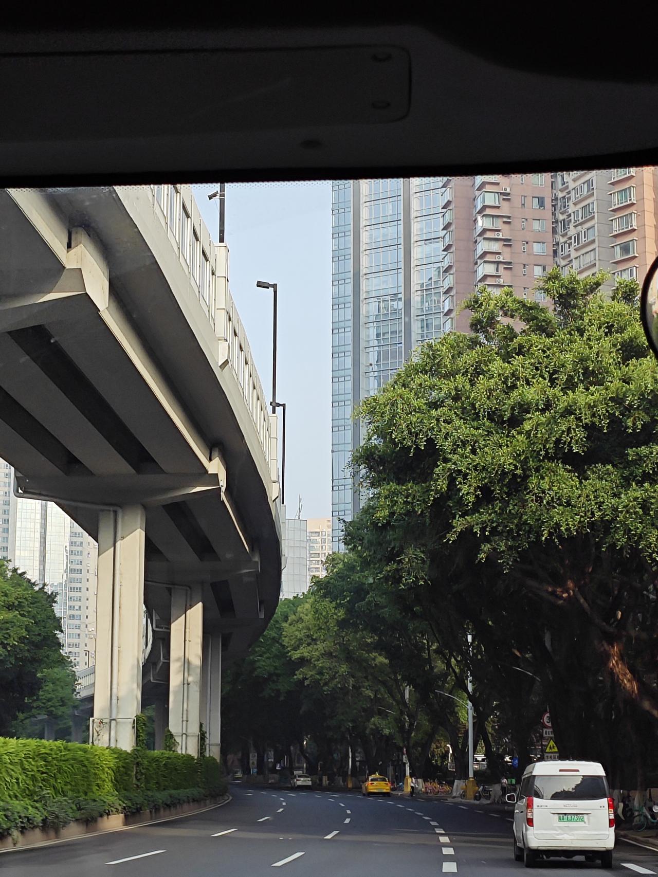 五个让人变穷的坏习惯：1. 懒惰，连早饭都不愿起来吃；2. 邋遢，生活环境杂乱无